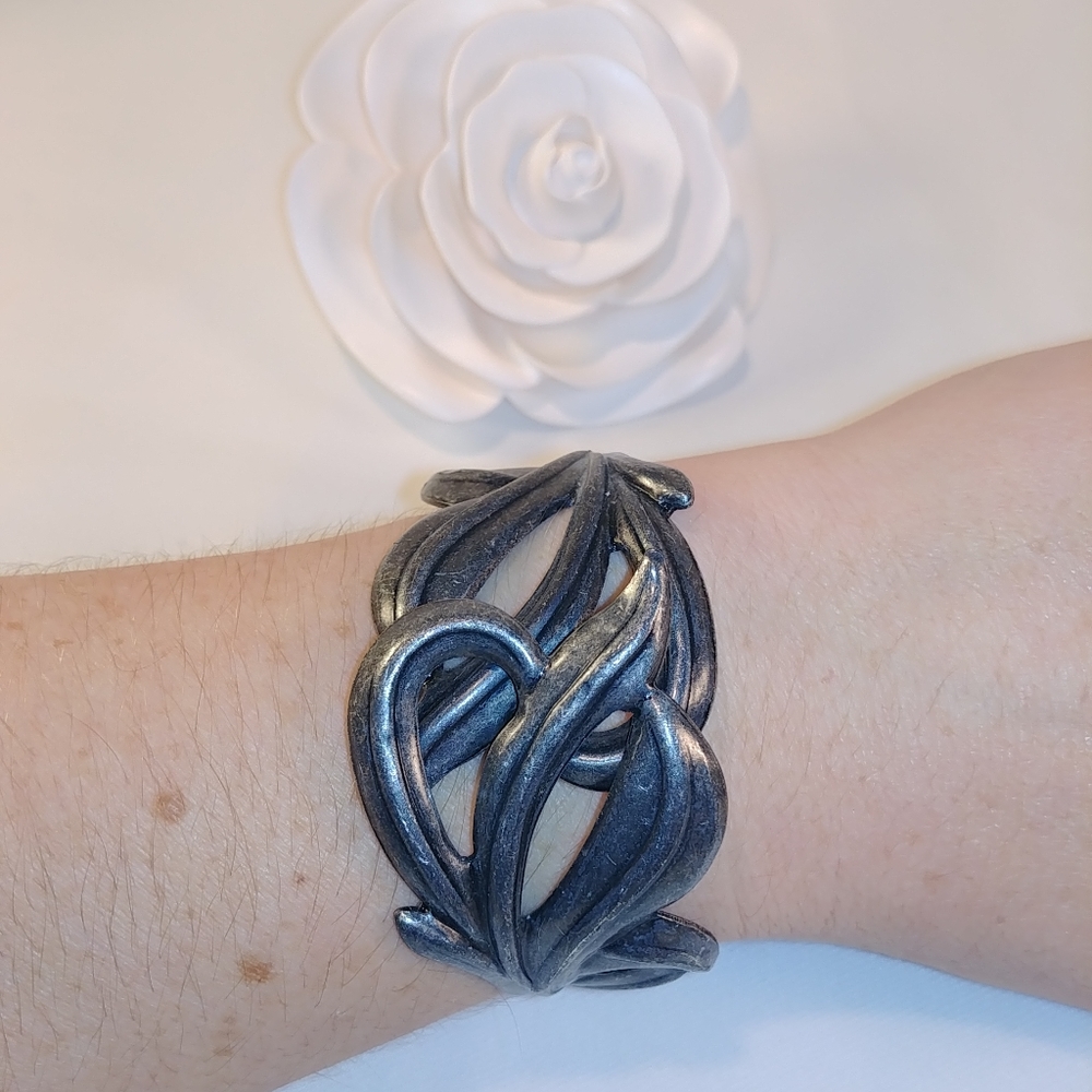Hinged Metal Bracelet with Leaf Like Design